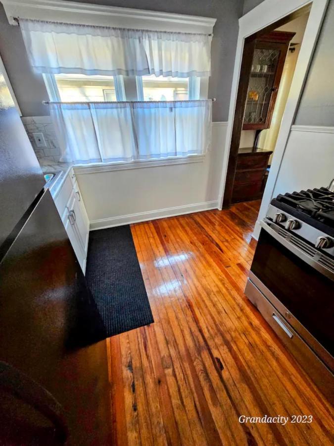 Lovely! Near Cleve Clinic/Uh/Cwru/Dwntwn W/Porch Villa Cleveland Exteriör bild